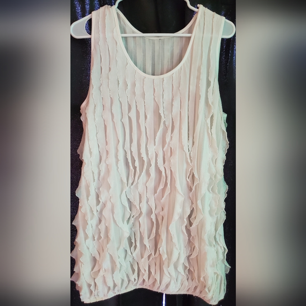 Espresso Top in size large. White ruffled